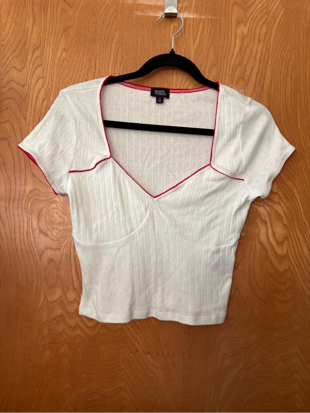 Beverly and Beck Pacsun White Ribbed Crop Top with Red Trim - Fitted V-Neck S